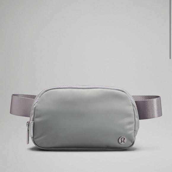 🤍 LULULEMON NWT Belt Bag - Silver Drop/Grey/White - Picture 2 of 7